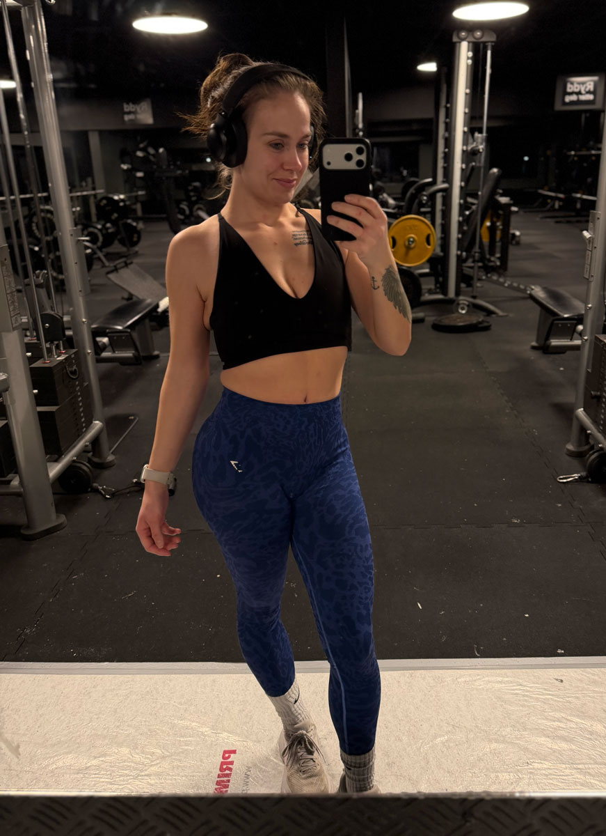 Treneren poserer på treningsstudioet.